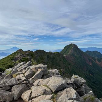 横岳から赤岳を望む。左に富士山