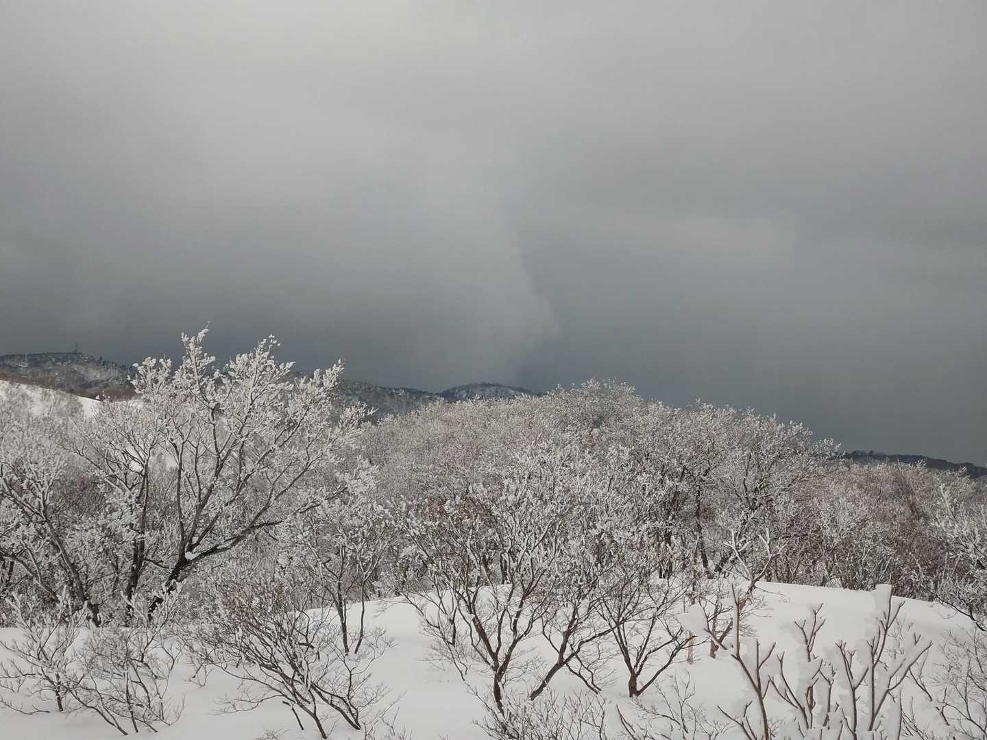 雪の華✨
幻想的で良いんだけど‥
黒い☁雪かも？
下山を急げ💨