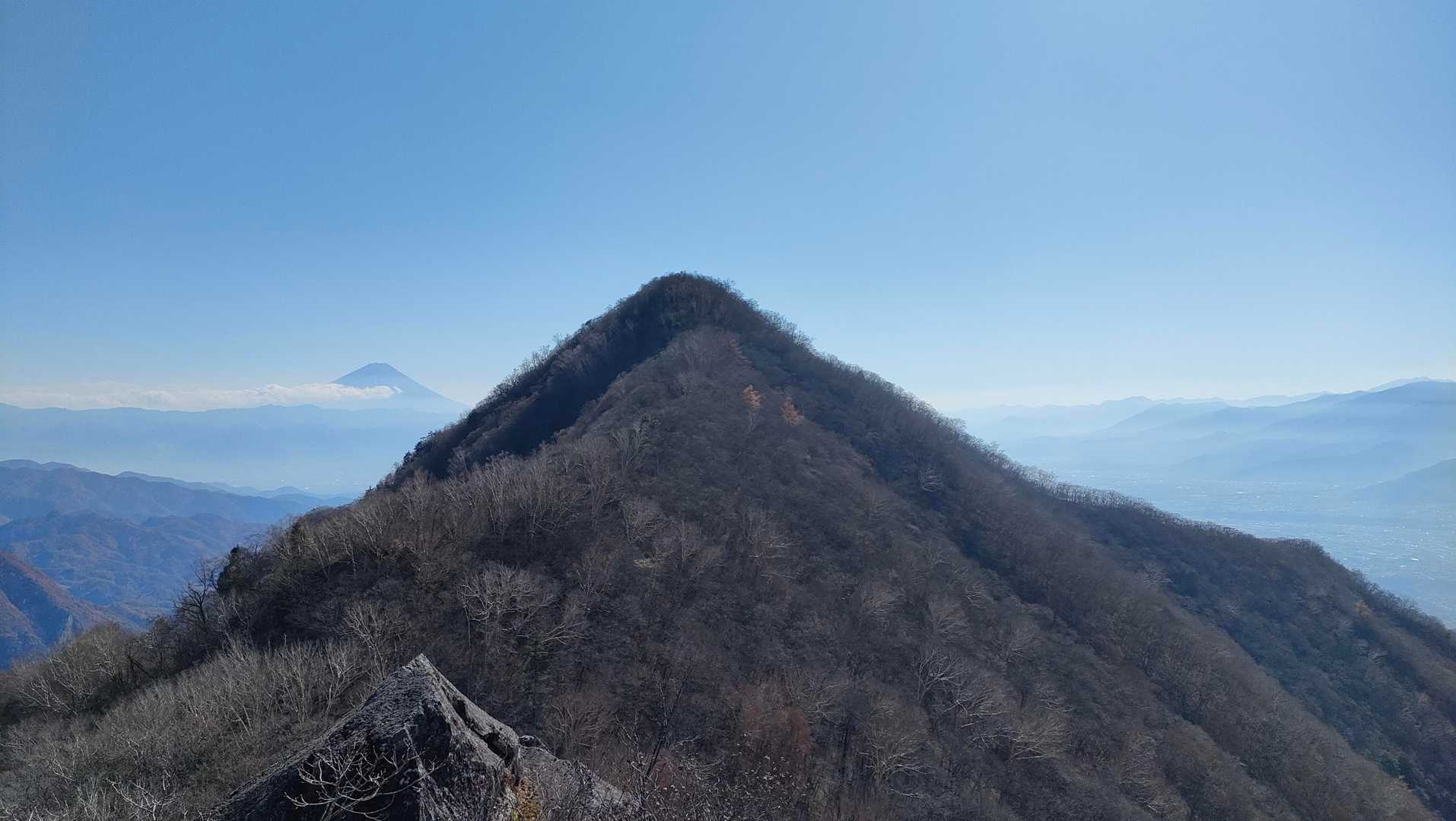 金ヶ岳への途中の見晴らしの良い場所から茅ヶ岳を振り返る。