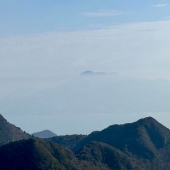 雲の中から少し頭が出てます　普賢岳らしい