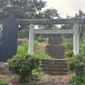 船頭山への鳥居…ここを左に進んだところにある階段からの方が楽に行けます