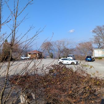 大たわ峠駐車場に到着。時間の無い方や、体力的にどうよ？と思われる方なら、ここから登るのもアリかなと思います。1時間弱でどちらの山頂にも行く事が可能です。トイレも（ボットンですが）完備です。