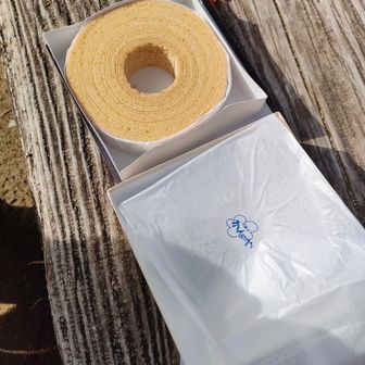 山頂おやつは「かんのや」のバウムクーヘン。凄く美味しい😋