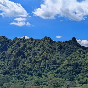右に筆頭岩、金鶏山