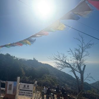 タルチョの下、雷の腕輪を空想