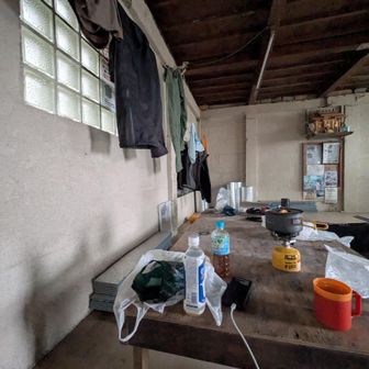 小屋内部。しっかりしたテーブルと銀マットがいっぱい。