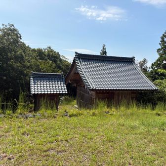 山頂看板探してウロウロ
ってか、全然山頂じゃ無いんですけど〜