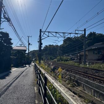 道路に出たら線路が直ぐに！
