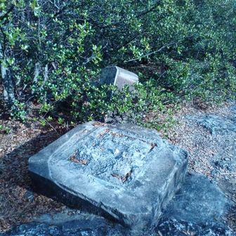 昔は祭日に国旗が立てられていました。
今はポールも横たわっています❗
管理する人がいないのでしょう