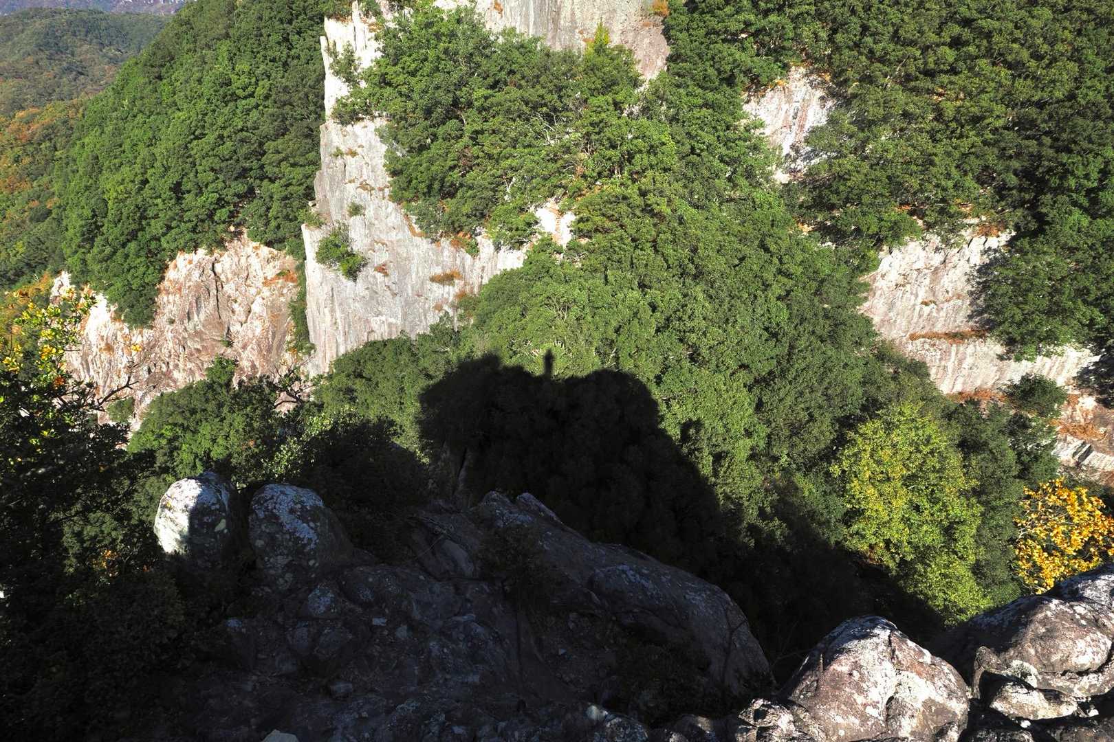 拇指岳登頂中のどこかから自分の影を写して。