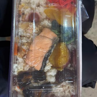 やっと山荘に戻って来て朝食。
美味しかった〜。

ここで、あまりにも天気が良すぎたので８本歯コルからの下山はやめて、もう一度北岳へ行くことに✊