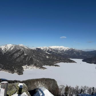 凍結した然別湖を歩きたいな🚶‍➡️
今日は快晴で遠くのお山も綺麗に見えてサイコー🤩