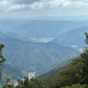 山頂から和泉にズーム。その後ろには城山が見える。