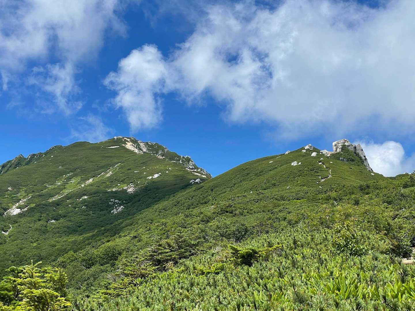 稜線に出て山頂と駒石
