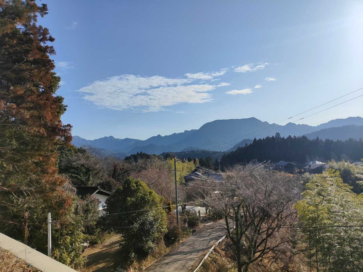 鞍掛山が見えてます｡名前のとおり鞍のような山容ですね。