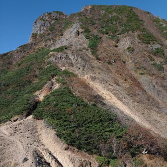 中岳コルから振り返ると阿弥陀岳は壁のよう