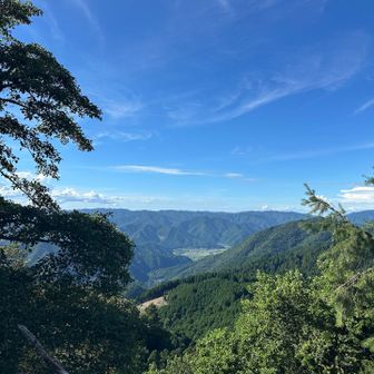 山々に囲まれた集落