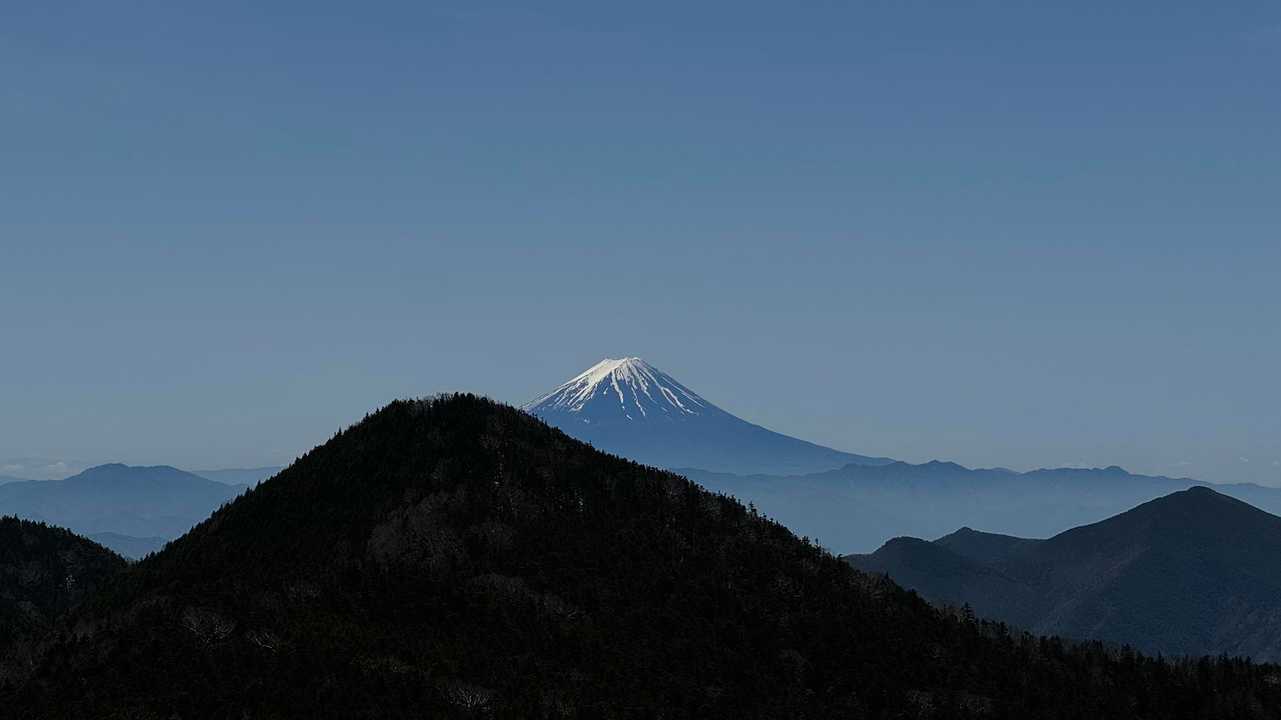 三宝岩から、甲武信ヶ岳と富士山