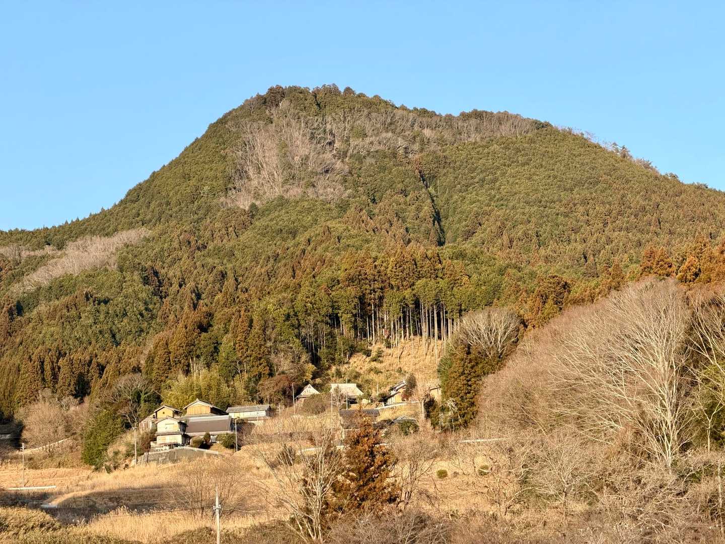 伊那佐山⛰️から
ふもとまで、降りてきた

雪❄️道を心配したけど
チェーンスパイク無しで
🆗だった

年末にチェーンスパイクを買って
10日ほど前、友達が一緒の時に
高見山⛰️で初めて装着した

だから、今日は、
⛰️🔰の私だけど
チェーンスパイクを一人で着けれたはず⭕️
(本当は、一人なので不安だったよ　笑🤭)