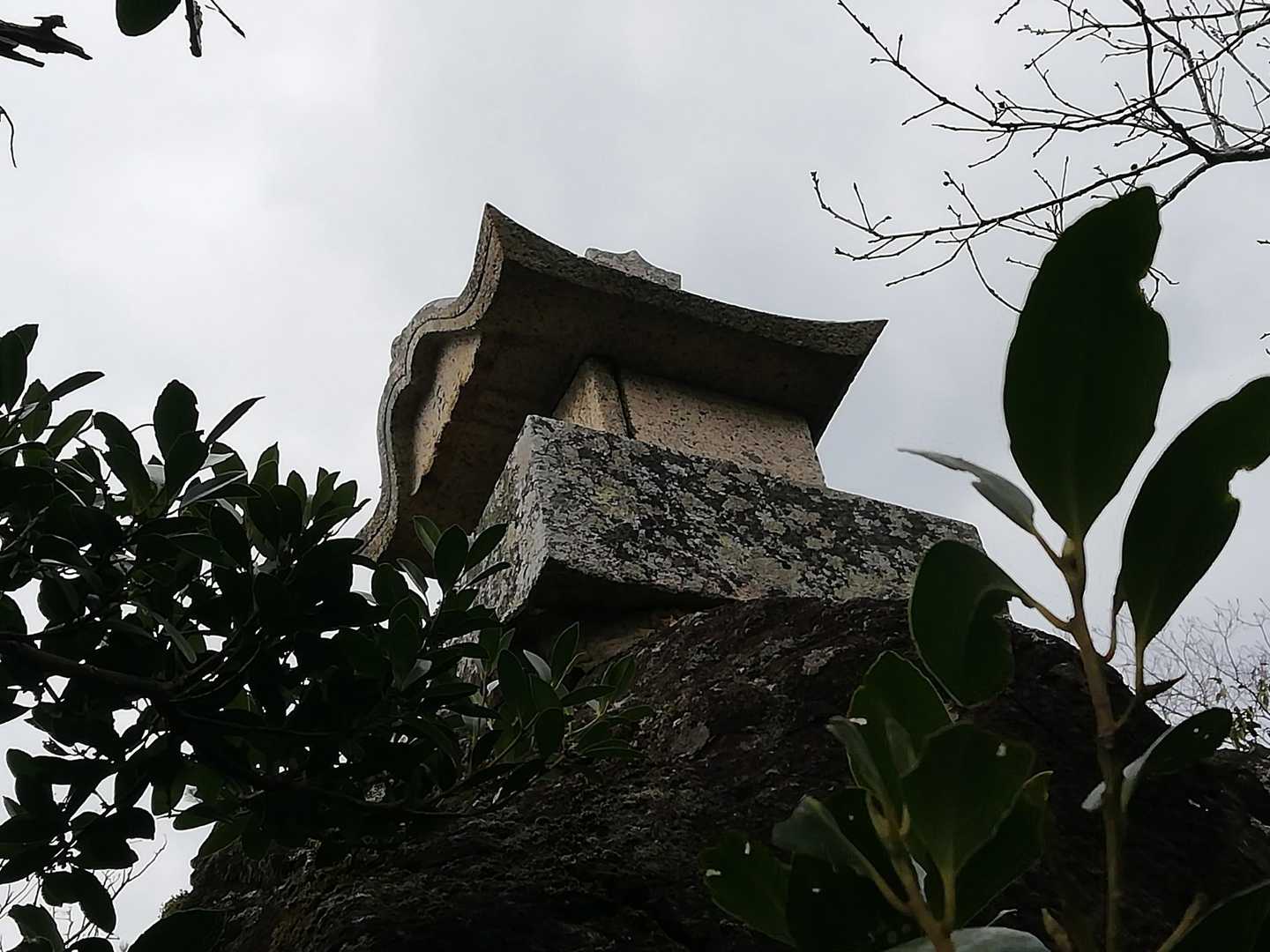 奥ノ院。岩のてっぺんに鎮座。周辺はシダに覆われて、足の踏み場も無い。掻き分けて上がってみる。