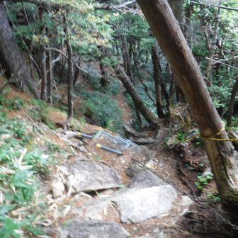 急な鉄階段、転倒滑落に注意して降る