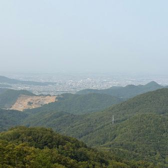 手前右には登って来た三菱山。左手の採石場ですが、市街側からは見えませんが、何か嫌ですね〜。