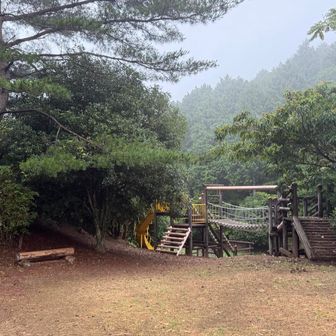 登山道を少し登ると野外活動センターとキャンプ場がある。