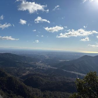 近くの新名神から、遠くには伊勢湾まで見渡せます。