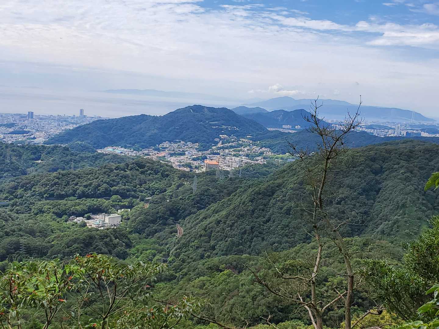 遠く淡路島とうっすら明石海峡大橋が見える