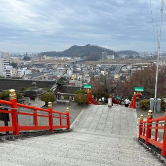 中央に渡良瀬橋、階段キツい💦