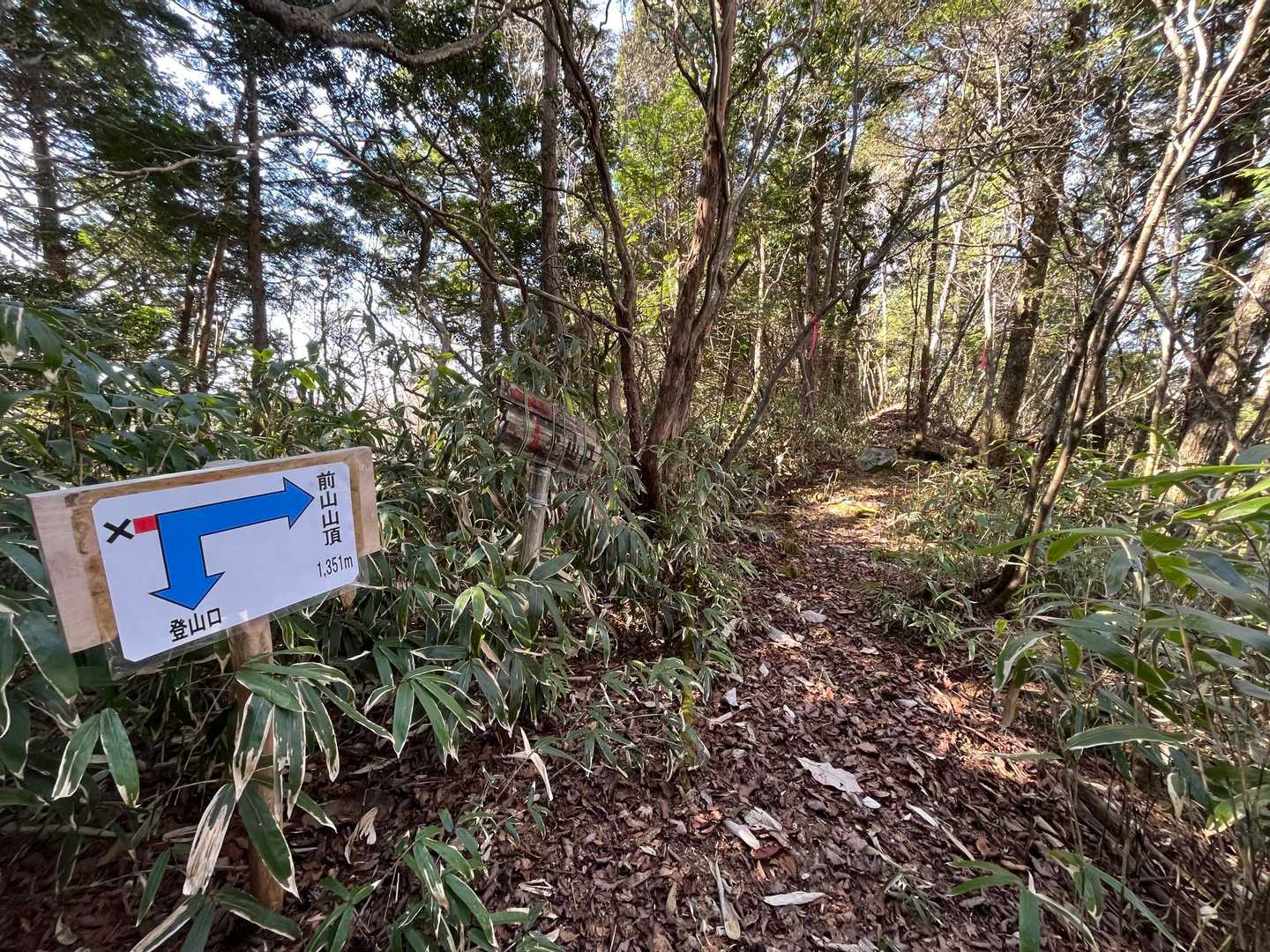 この看板の後、少し下ります