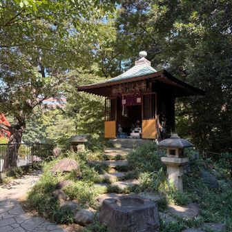紅葉山ピークの祠。ピークの東側には紅葉谷という渓谷があって雰囲気が良い