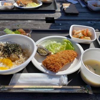 おまちかねの昼食タイム❣️アジフライでか！