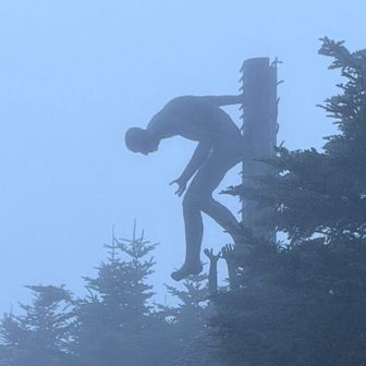 これは何？
磔？？

作品名は希望の叫びというらしい
…確かに言われてみれば叫んでる感が。。。よし！芸術を理解してきたぞ


とも思ったけどさ
よーーく見ると、下から謎の手が出てるのよね
やっぱ分からん。。。