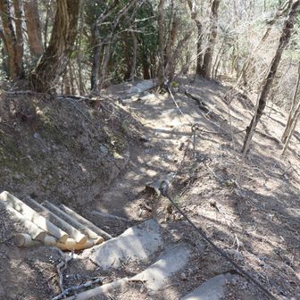 急坂を下りていきます。