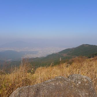 右に水晶山、左奥にうっすら足立山。