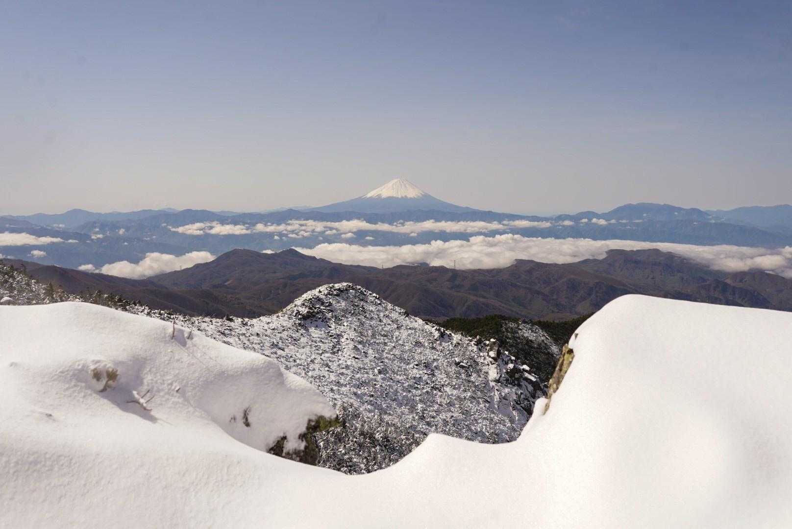 富士山もくっきり
あたまどころか体も雲の上☁️
富士山まで遮るものが
何も無し