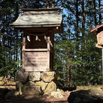 白山神社の小祠（おやしろ）。