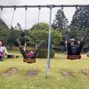 天母山(あんもやま)公園のブランコで遊ぶ、、45年ぶりくらいで、、
ばばあ、はしゃぐ😆
