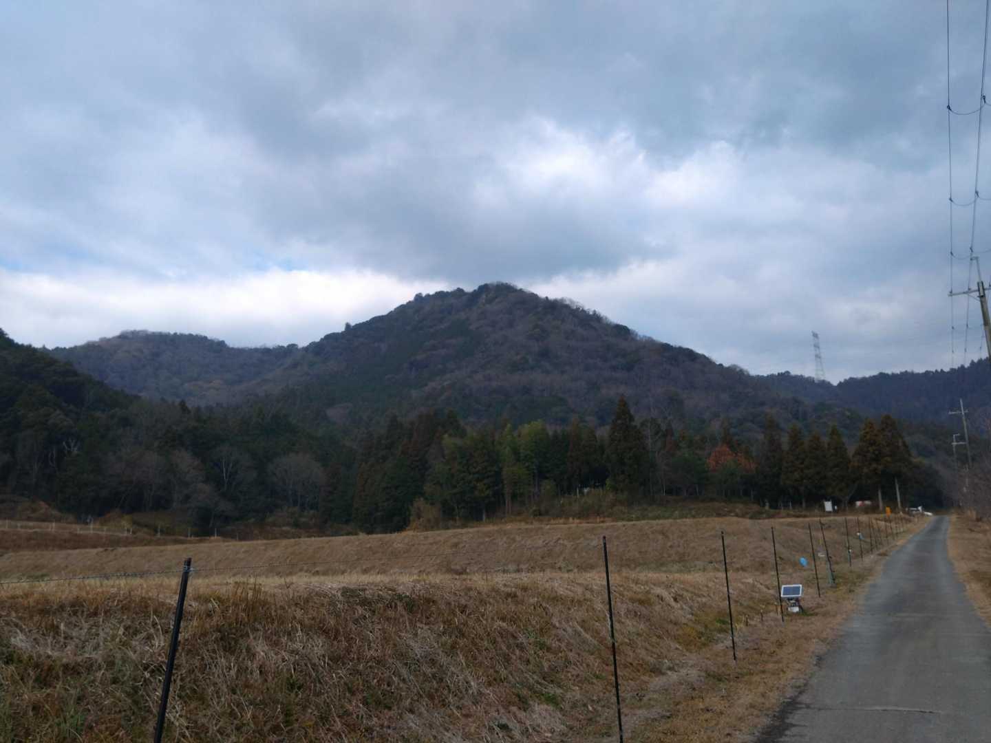 麓の集落からの鎌倉山