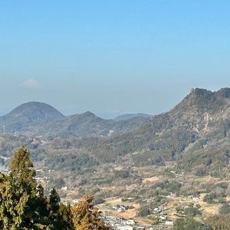 大黒様からの眺めは👍
右手は、次に登る伊予ヶ岳。「房総のマッターホルン」らしいです。南峰の岩が見えています
ここからだと、丸い山容の津辺野山の真上に富士山が見えています。本日もぼんやりですが、頂上部の雪のおかげですぐ見つかります😊