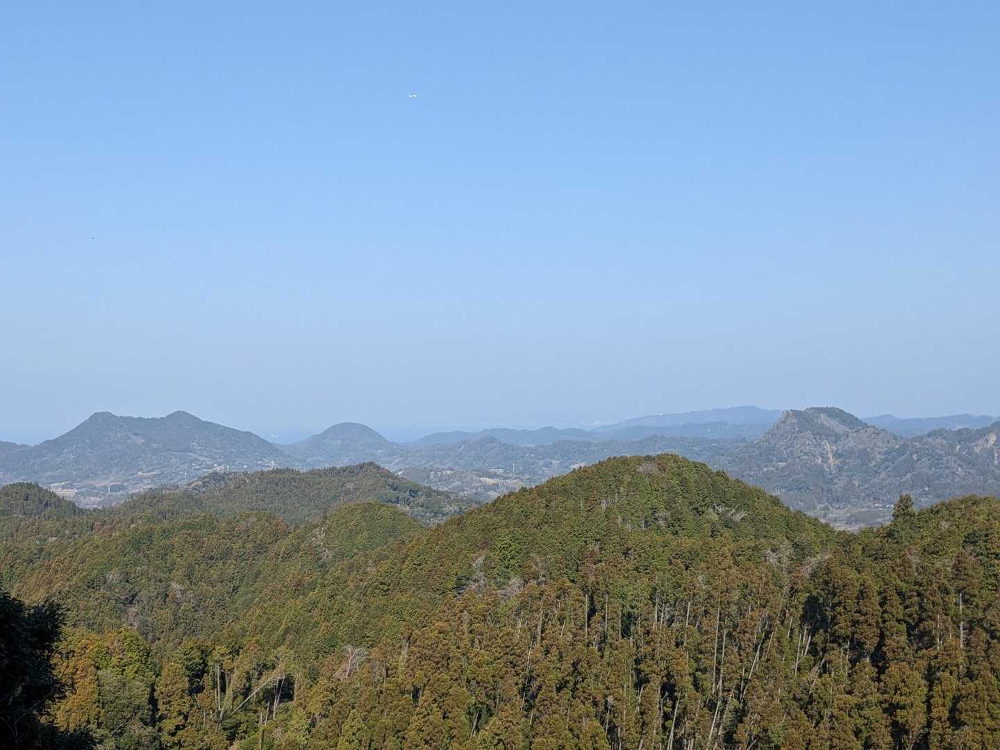ここは、フェンス越しに展望が開けてる。左のコブ2つが富山、その右が津辺野山、更に右が千葉のマッターホルン、伊予ヶ岳。いい眺めーっ！