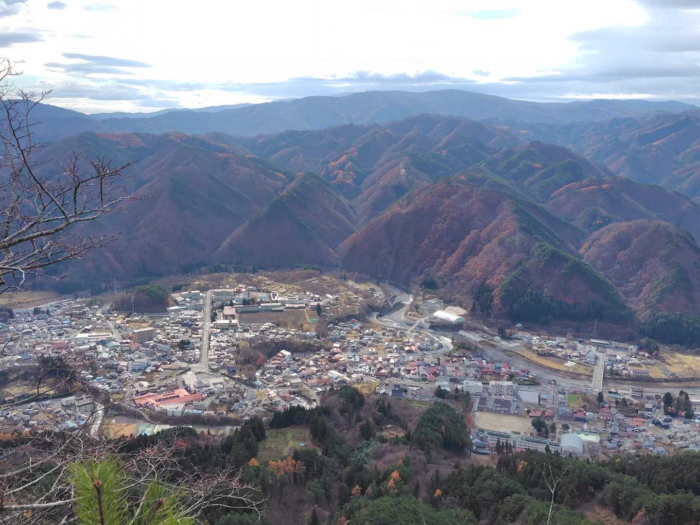 展望地から眼下に岩泉の町を望む