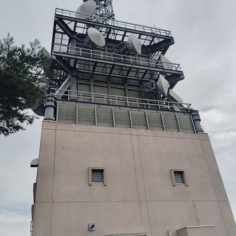 宝篋山には電波塔が聳え立っていました。