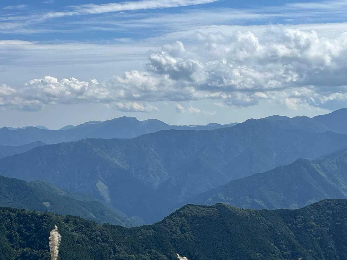 
鳥形山　の右には　鶴松の森　

視力検査　ど真ん中に風車が何機見えますか？
私には5機しか見えません😅
