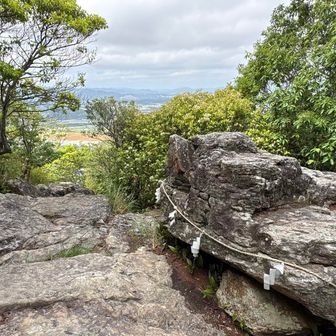 山頂の磐や
おやしろは、写真の向きと反対側