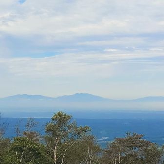 階上岳から望む八甲田山。