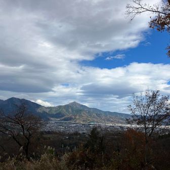 頭高山頂上の展望、大山は光り輝いている✨
(昼過ぎには☁️いらっしゃいました…)