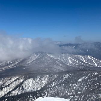 燧ヶ岳方向もガスの中、右は尾瀬岩倉スキー場