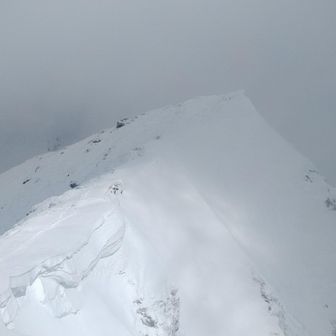 誰もいないオキの耳をトマの耳から遠望。こちらも標柱が写っています。